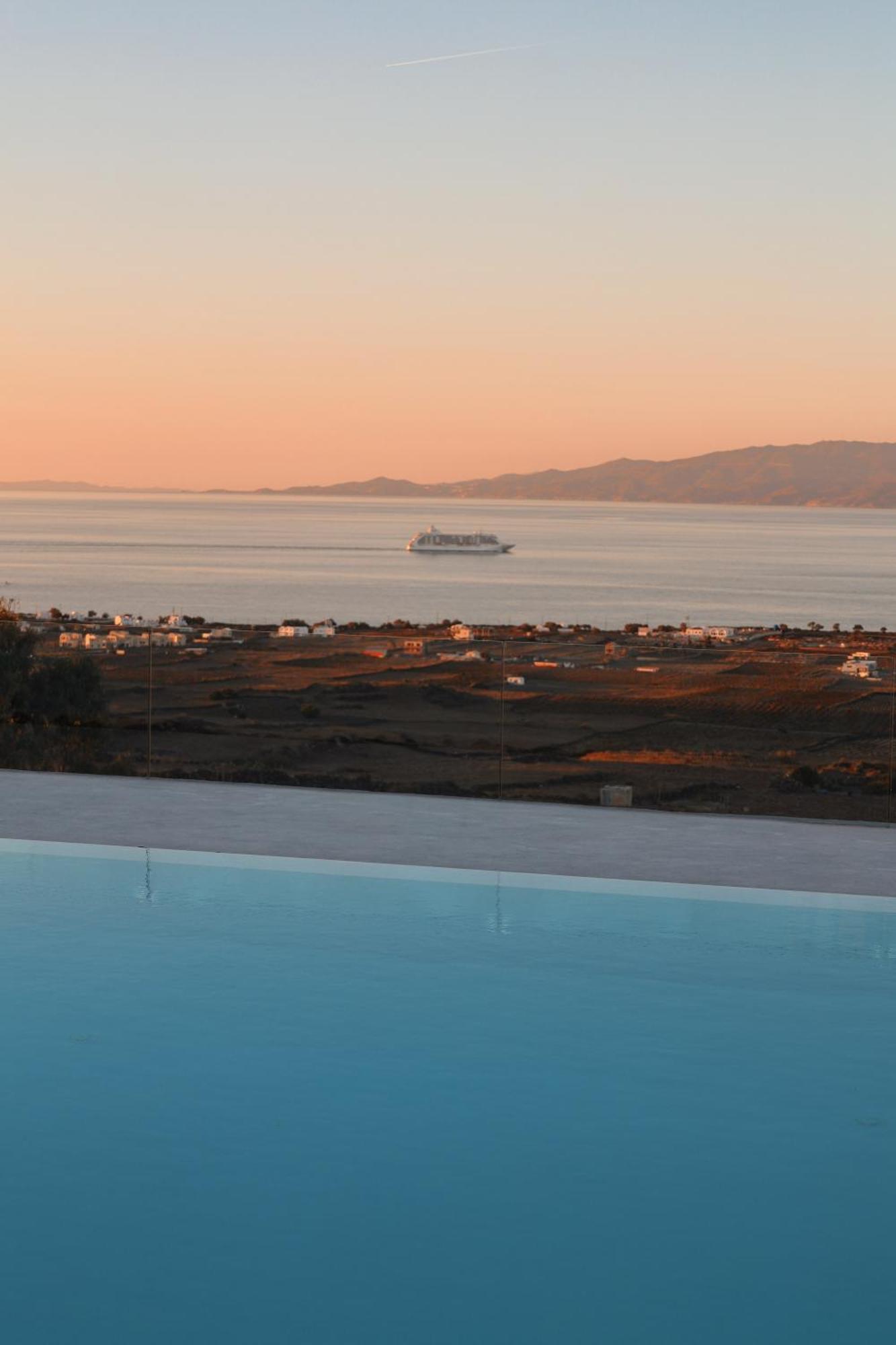 North Wind Luxury Suites Oia  Exterior photo